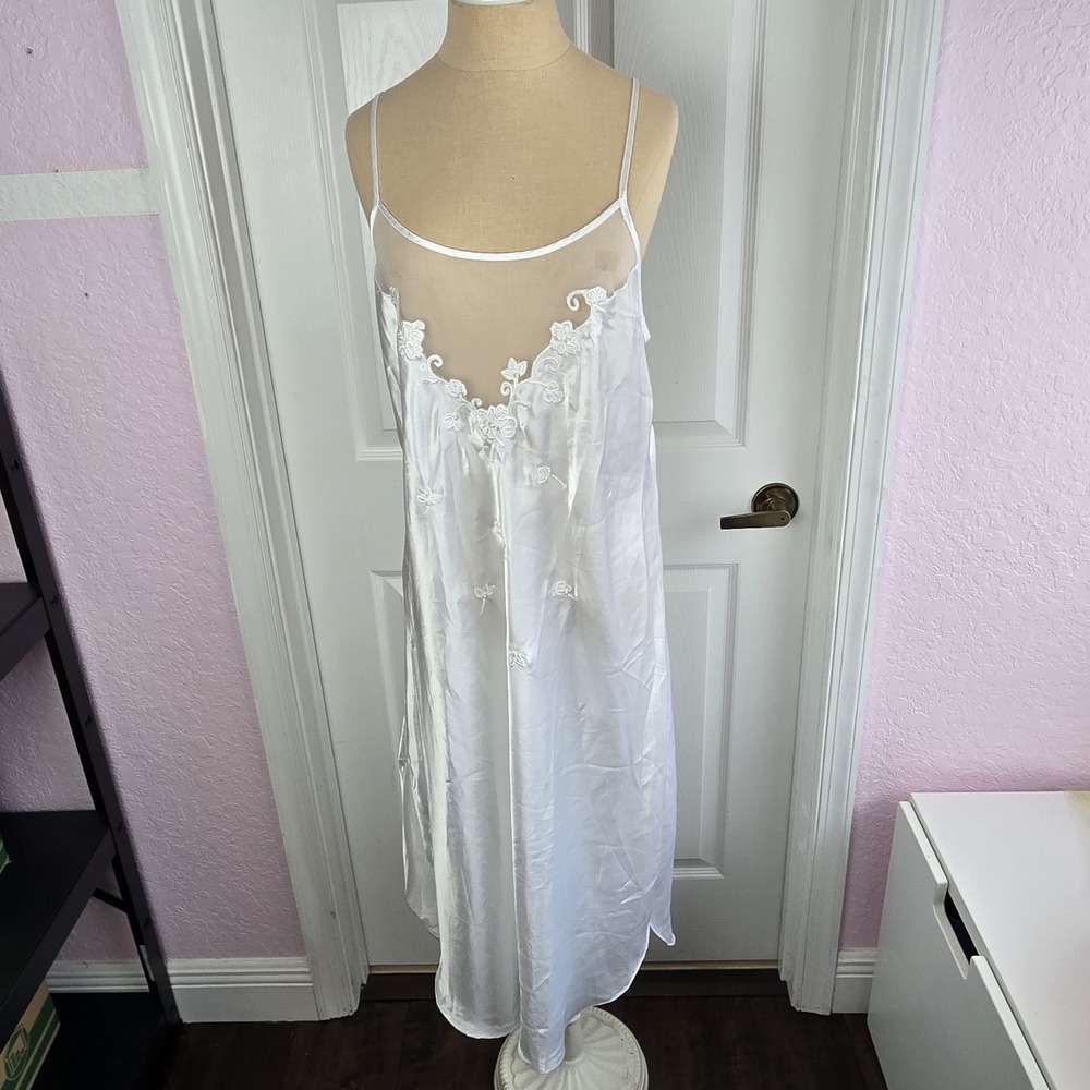 Cinema Etoile Vtg Long Ivory Satin Gown Beaded Applique Size XL Lingerie